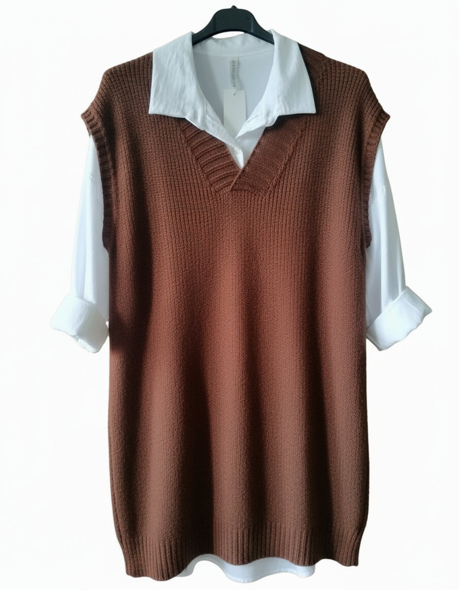 gilet di lana marrone - grigio - bordeaux con camicia bianca a maniche lunghe