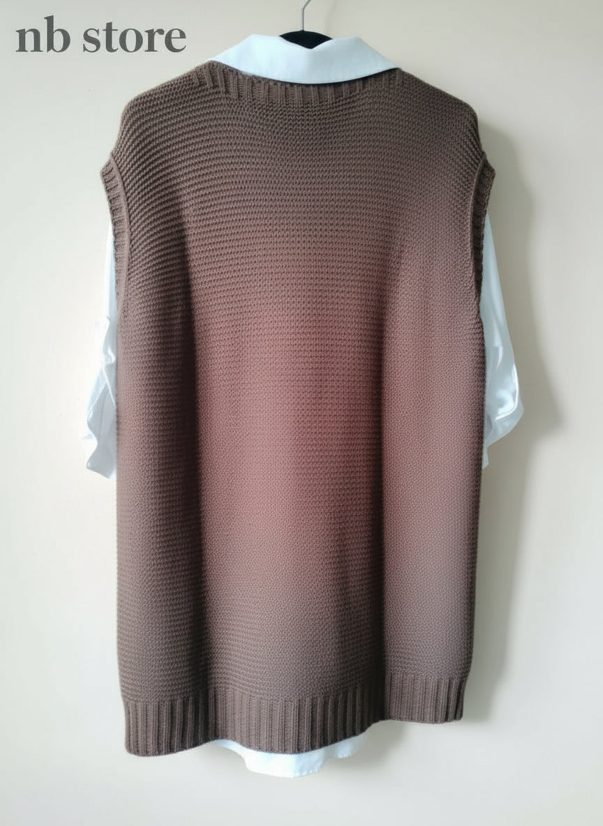 gilet di lana marrone - grigio - bordeaux  con camicia bianca a maniche lunghe