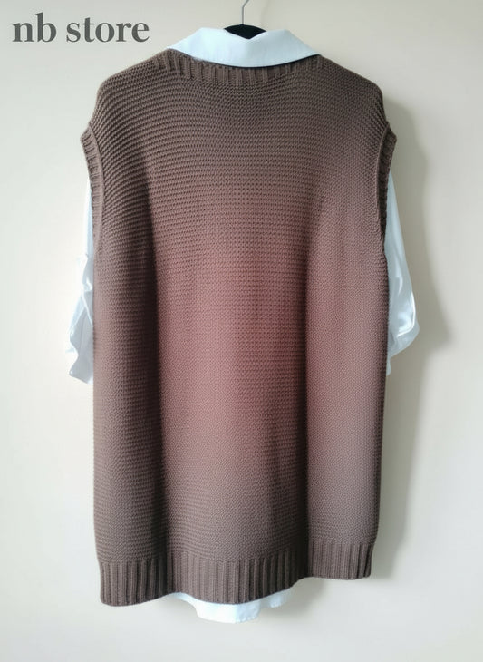 gilet di lana marrone - grigio - bordeaux  con camicia bianca a maniche lunghe