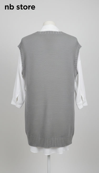 gilet di lana marrone - grigio - bordeaux  con camicia bianca a maniche lunghe