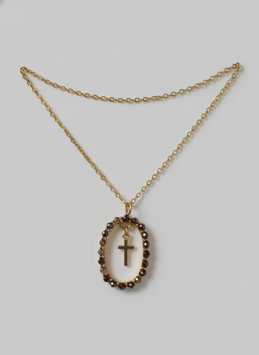 collana color oro con ciondolo ovale con pietre colorare e all'interno ciondolo a croce