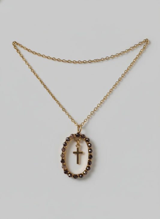 collana color oro con ciondolo ovale con pietre colorare e all'interno ciondolo a croce