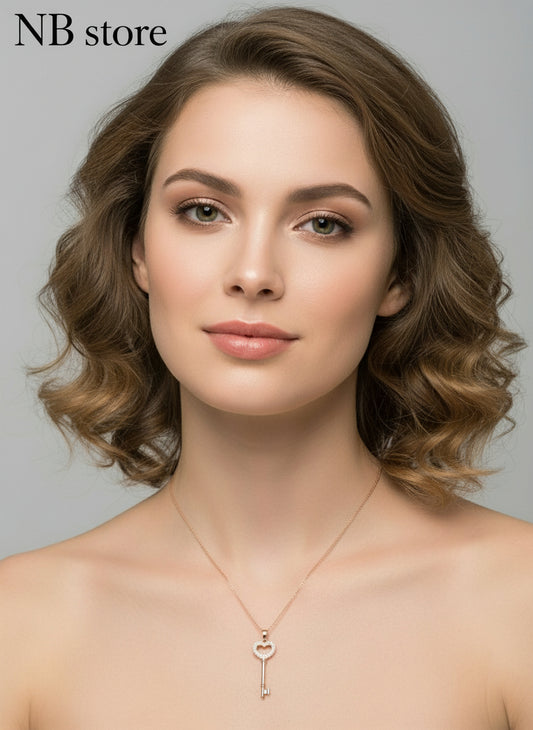 collana color oro con ciondolo a chiave con pietre brillanti