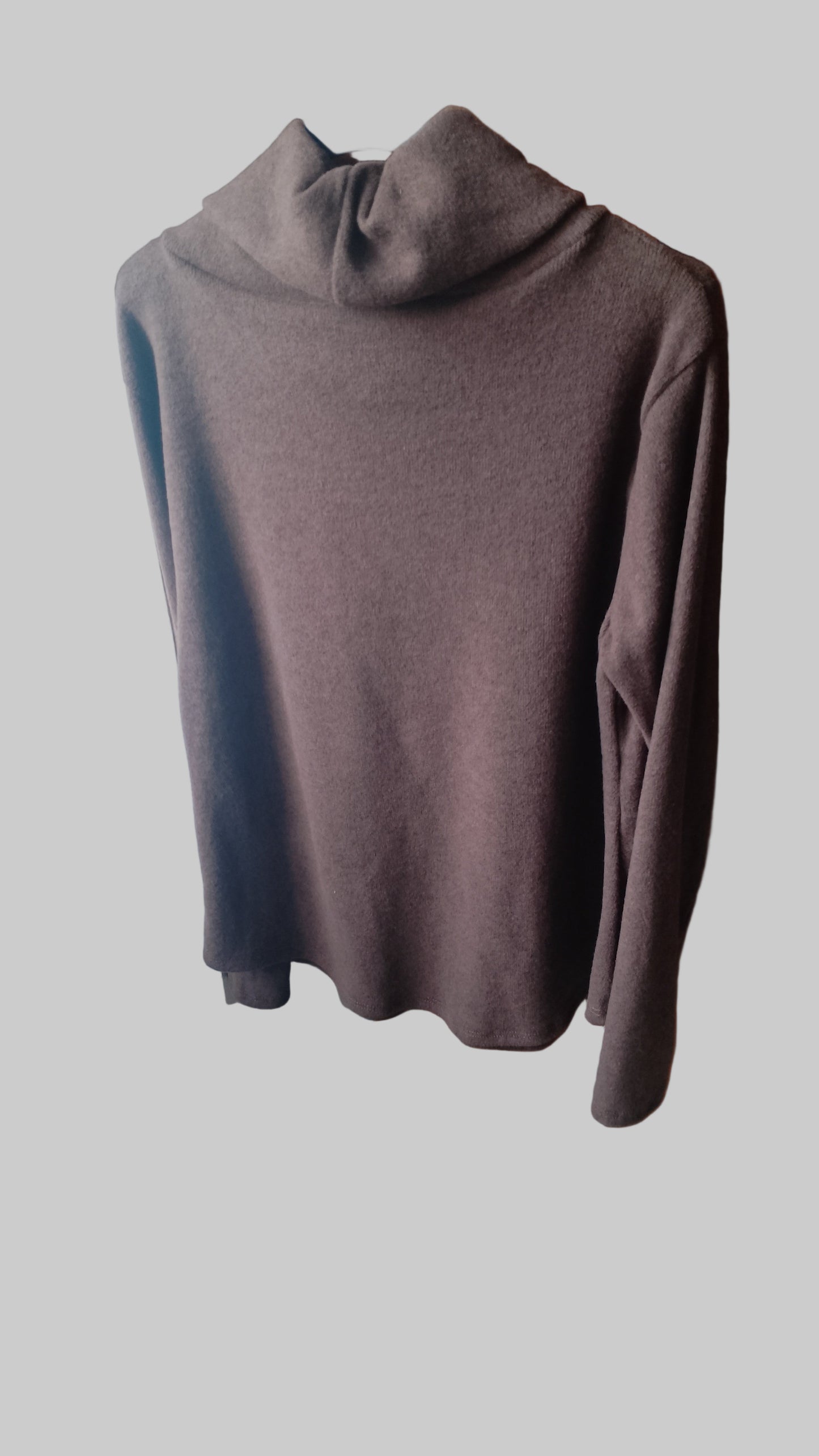 maglia color marrone  morbida con collo e collana
