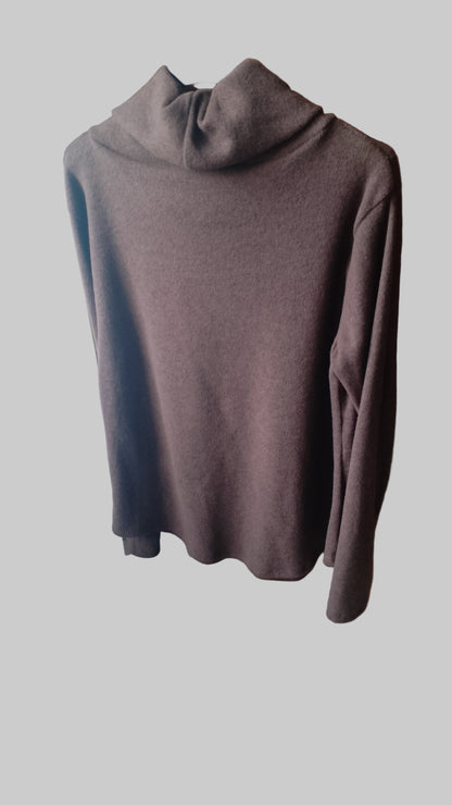 maglia color marrone  morbida con collo e collana