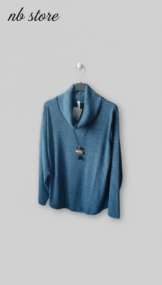 maglia color azzurro morbida con collo e collana