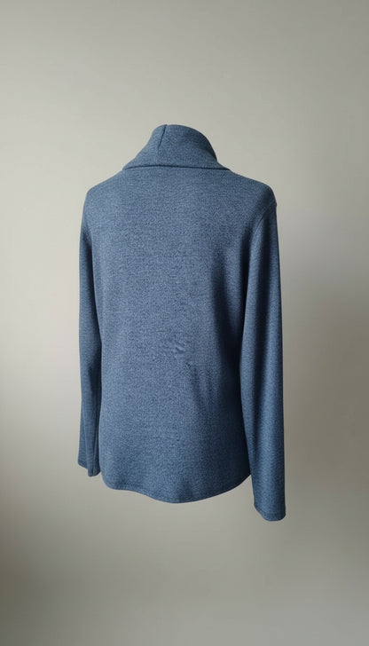 maglia color azzurro morbida con collo e collana
