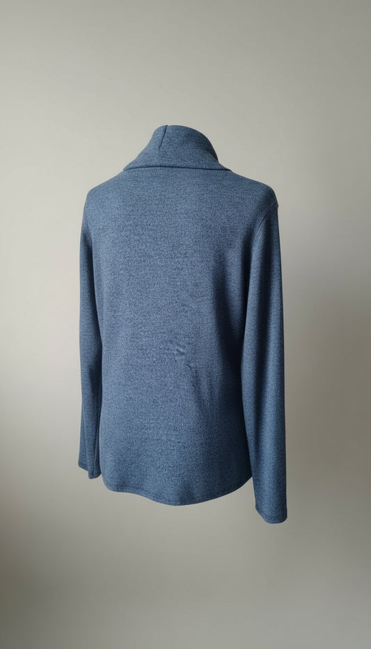maglia color azzurro morbida con collo e collana