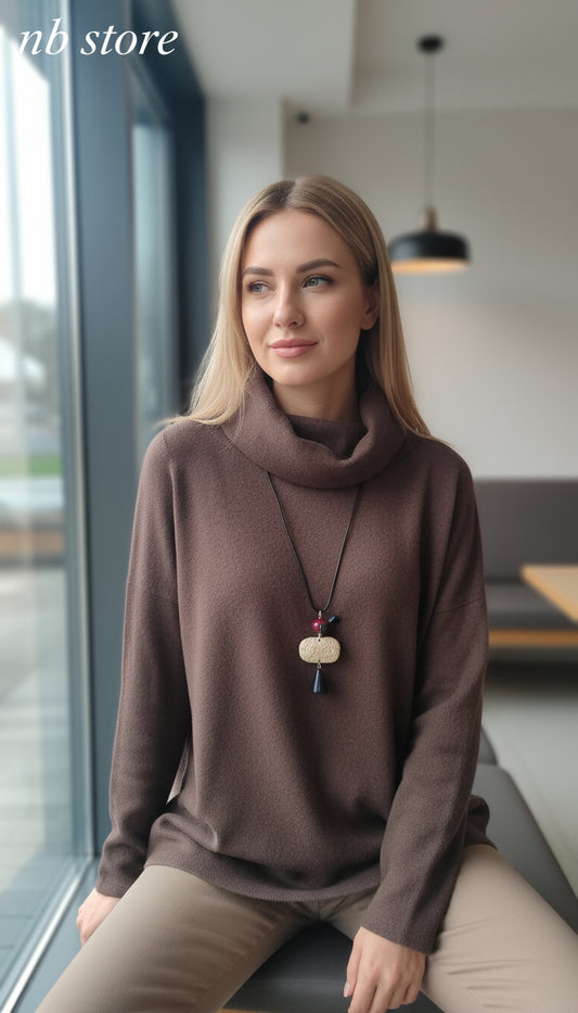 maglia color marrone  morbida con collo e collana