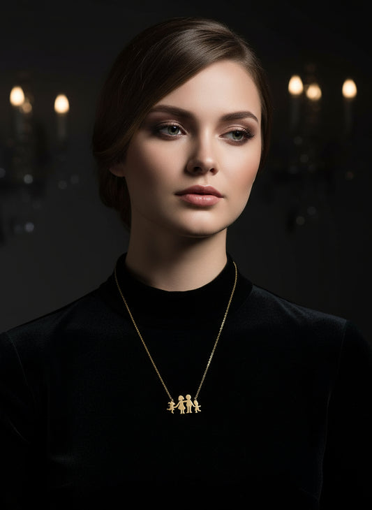 collana color oro con ciondolo famiglia