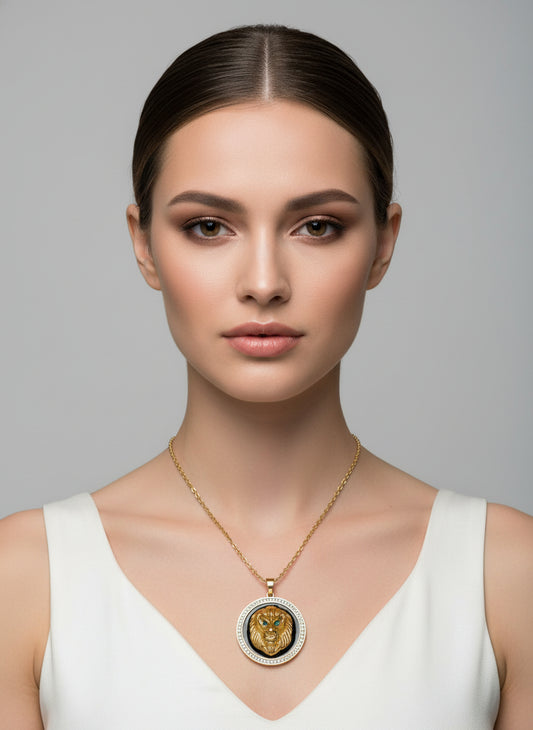 collana color oro con ciondolo leone