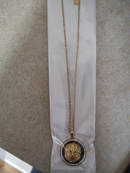 collana color oro con ciondolo leone