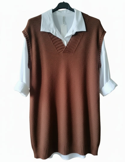 gilet di lana marrone - grigio - bordeaux  con camicia bianca a maniche lunghe