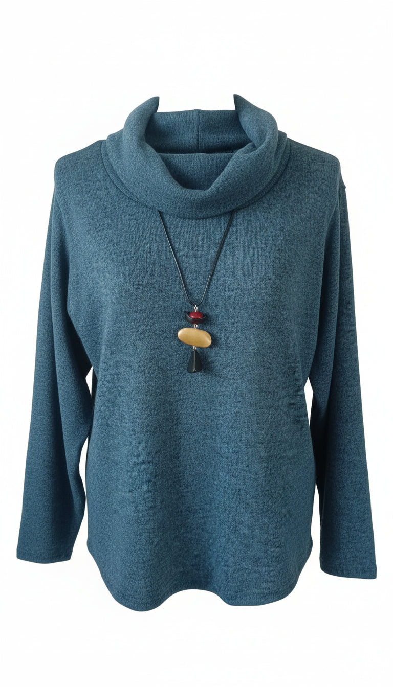 maglia color azzurro morbida con collo e collana