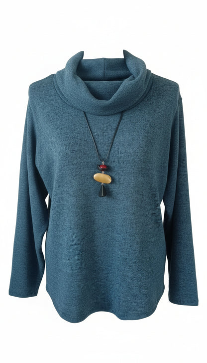 maglia color azzurro morbida con collo e collana