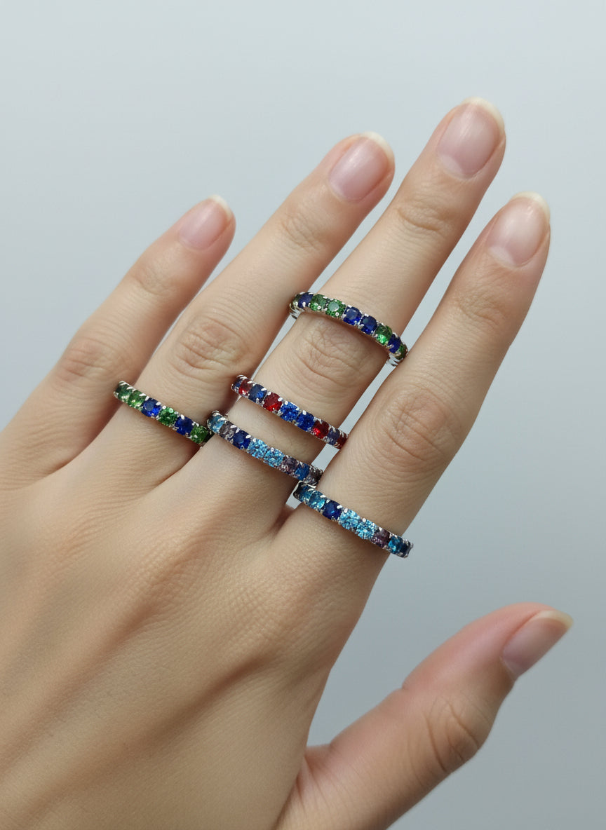 anello con brillantini colorati