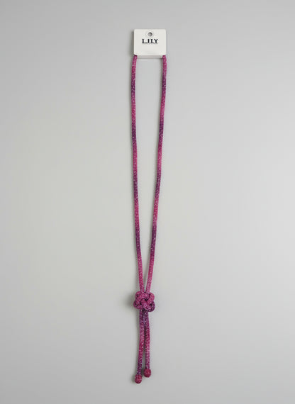 collana color fucsia con pietre brillanti