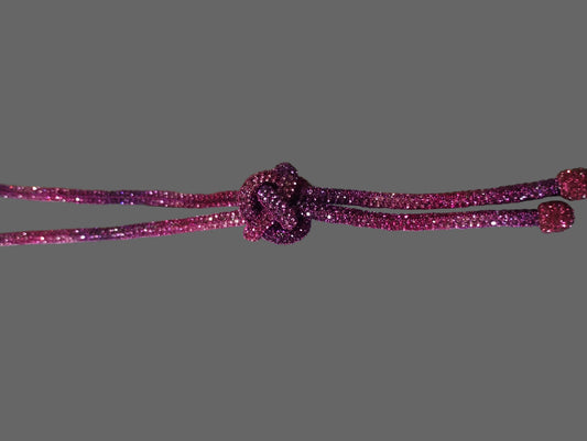 collana color fucsia con pietre brillanti